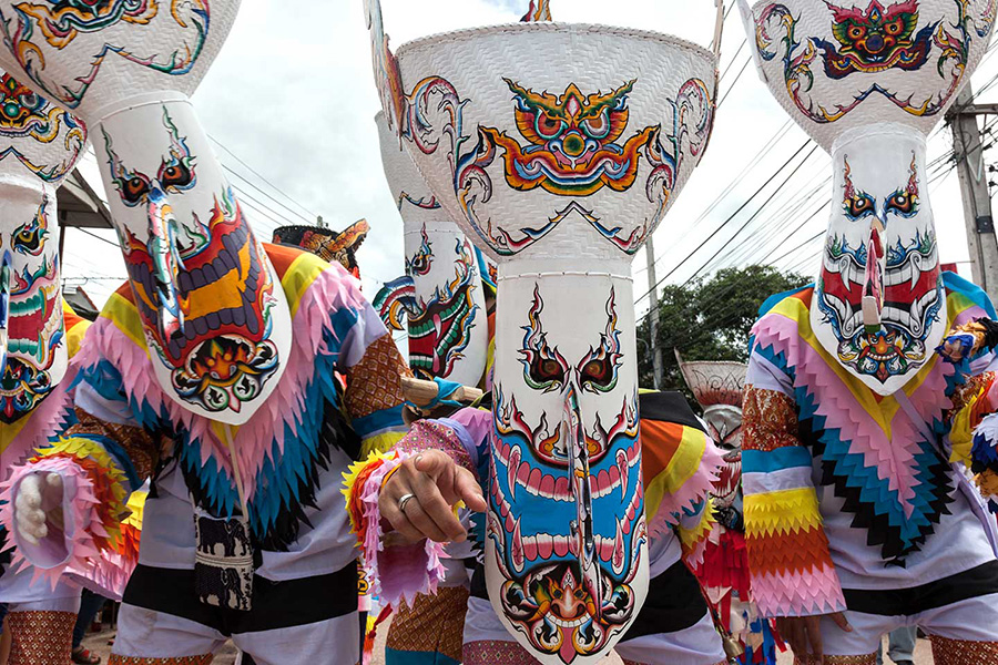 Défilé coloré et mystérieux du festival Phi Ta Khon à Dan Sai
