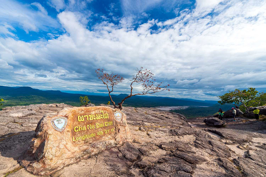 Vue imprenable depuis la falaise Cha Na Dai, dans le parc national de Pha Taem