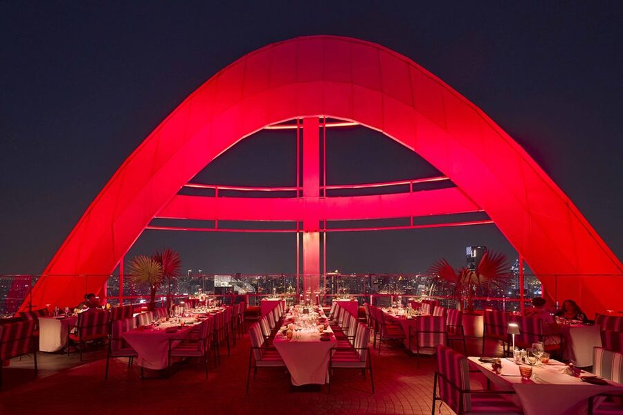 Restaurant rooftop Red Sky avec vue nocturne sur Bangkok
