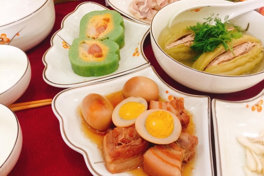 porc braisé au caramel et aux oeufs - un des incontournables pendant le têt vietnamien