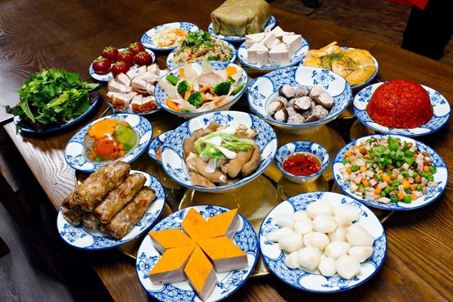 Repas traditionnel du Têt dans le nord du Vietnam