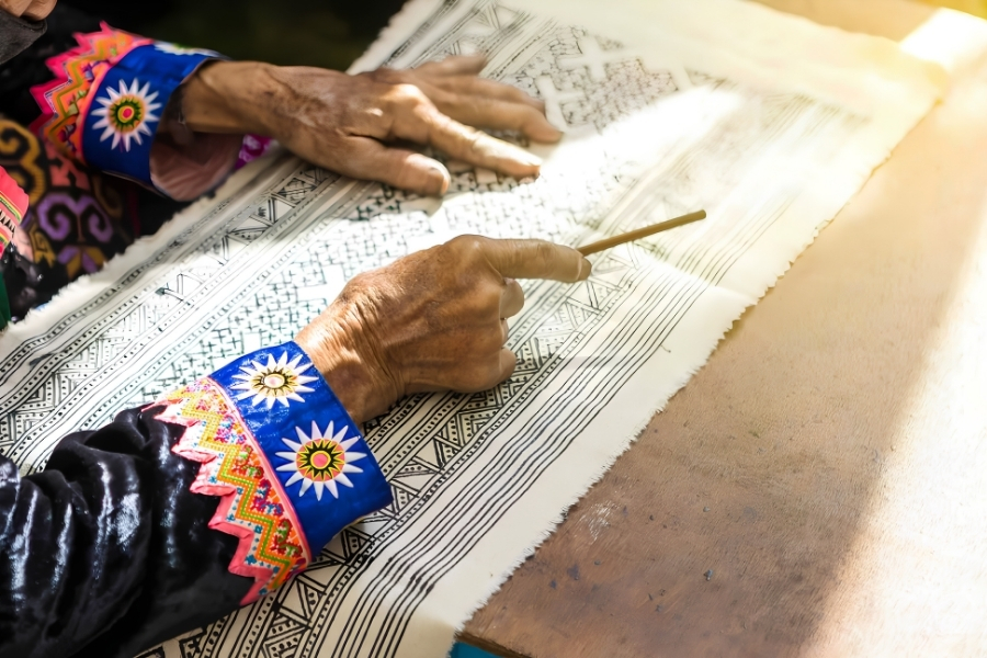 Dessin a la cire d abeille batik hmong traditionnel a la pan tan