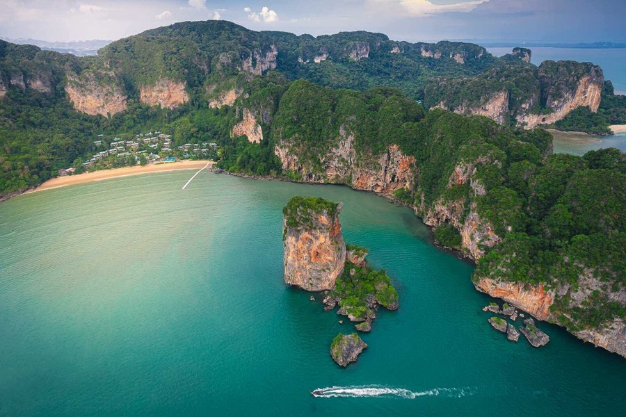 Ao Nang est idéalement située sur la côte de la mer d’Andaman