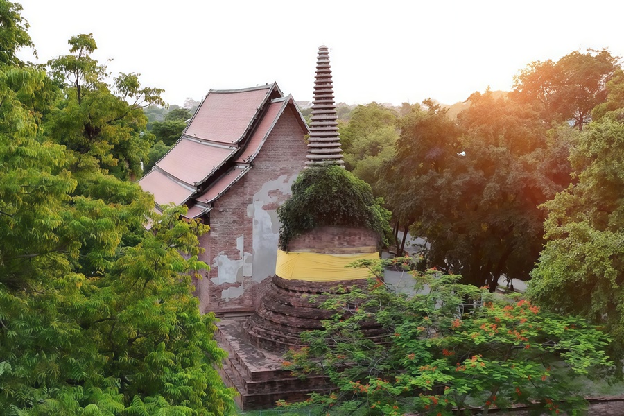 Détail d’architecture bouddhique et statues dorées au temple Wat Samanakottharam