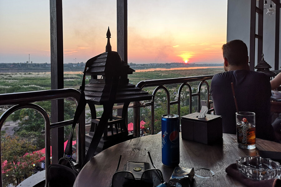 Rooftop bar Bor Pen Nyang avec coucher de soleil sur Vientiane