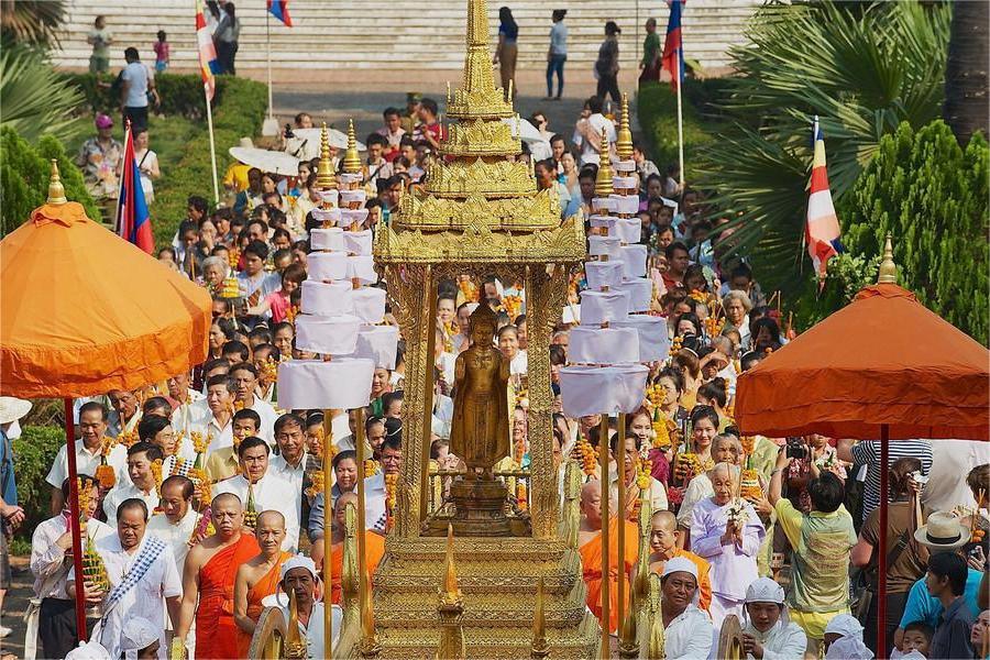 la célébration religieuse au temple du Boun Pi Mai du Laos