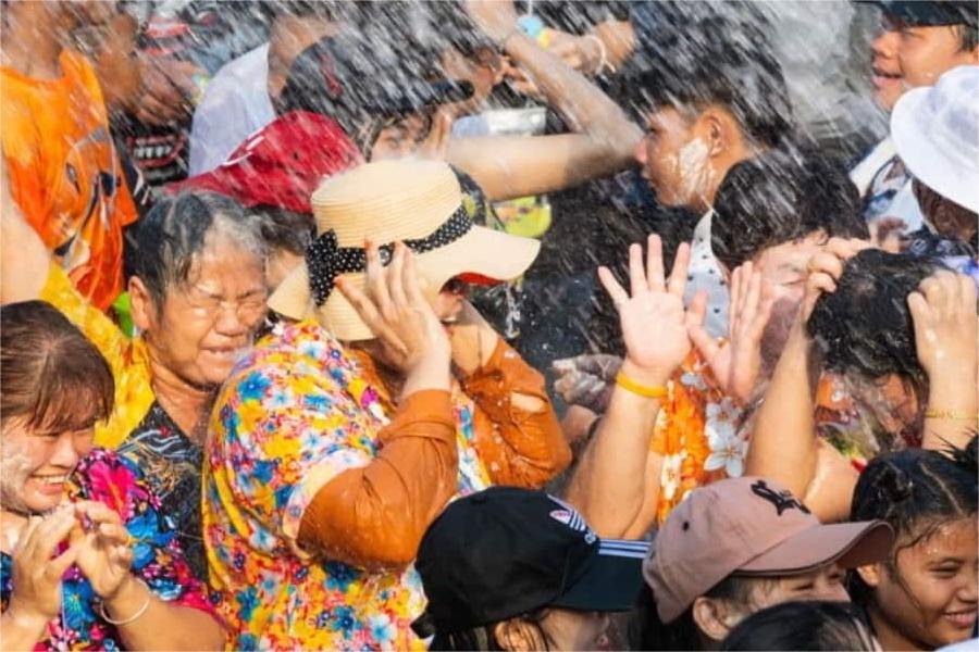 L'ambiance festive dans les rues du Boun Pi Mai du Laos