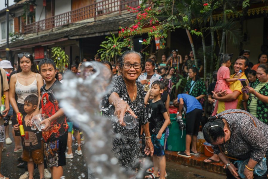 Une ambiance conviviale pendant le Boun Pi Mai - le nouvel an laotien