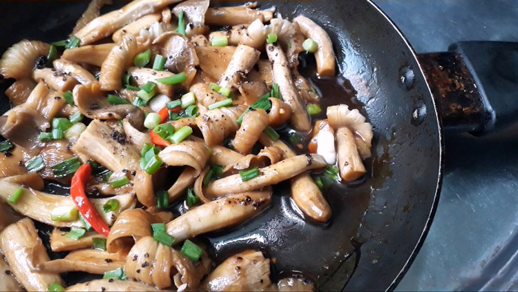 Champignons termites braisés au poivre