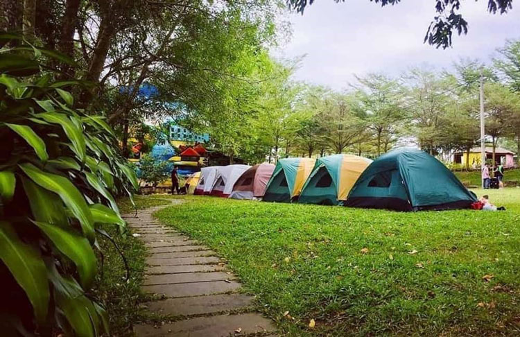 Installation d’une tente de camping dans n'importe quel espace vide à l'intérieur de la cascade de Da Han
