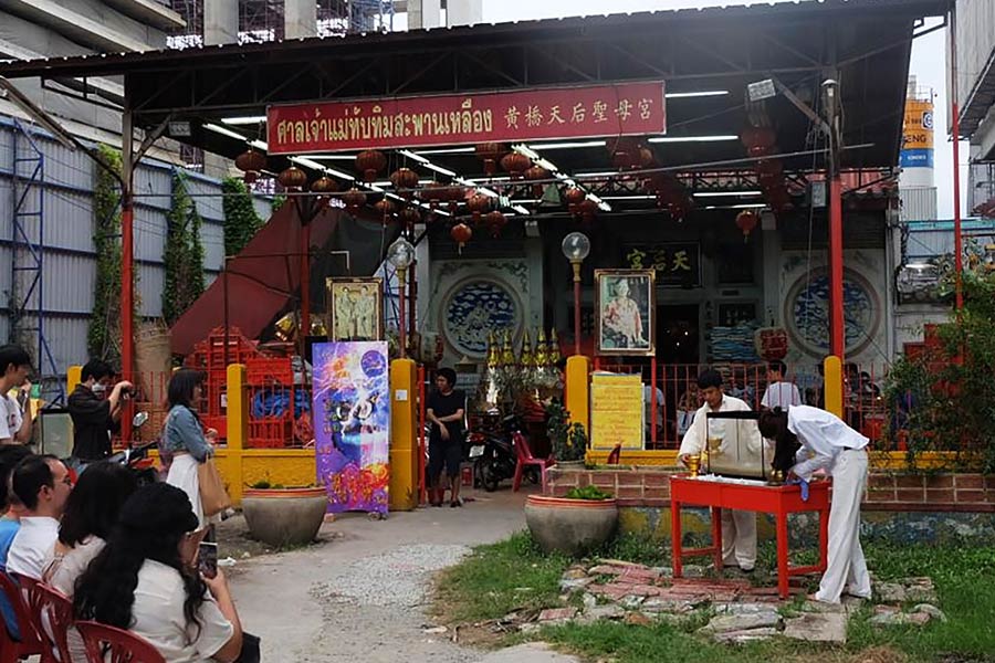 Participation aux événements locaux au temple de Chao Mae Thap Thim Shrine