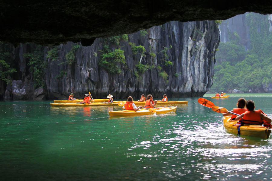 Activité de kayak et baignade pour toute la famille dans la baie d’Ha Long