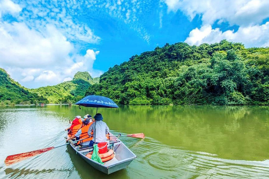 Naviguer sur les eaux tranquilles qui traversent la zone écotouristique de Thung Nham est une activité relaxante et incontournable