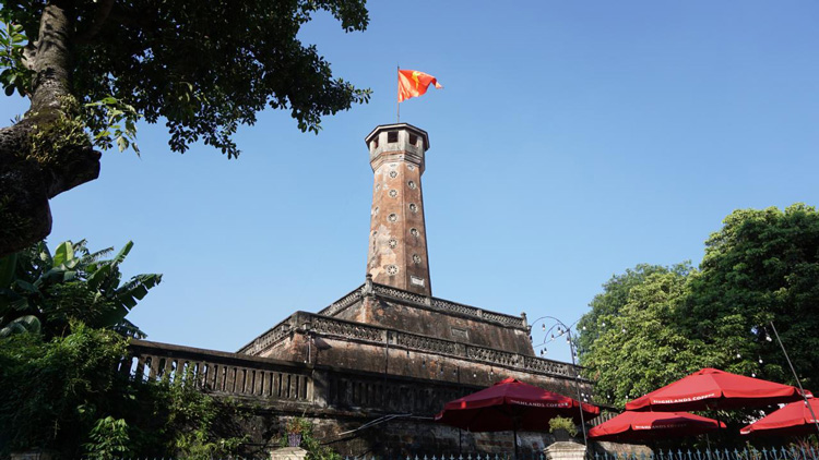 Tour du drapeau de Hanoï surmontée du drapeau vietnamien