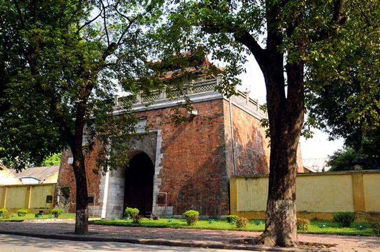 Porte en briques ancienne de la citadelle de Thăng Long sous les arbres
