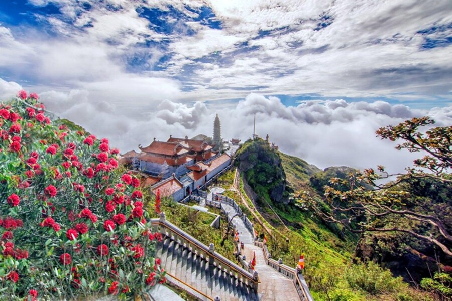 Brume sur les montagnes et la ville de Sapa