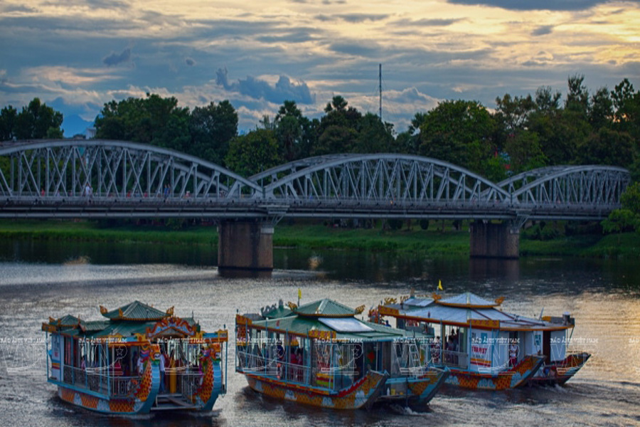 Sérénité sur la rivière Huong à Hue
