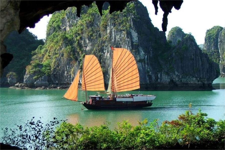 une croisière sur une eau d’un bleu éclatant de la baie d'Ha Long