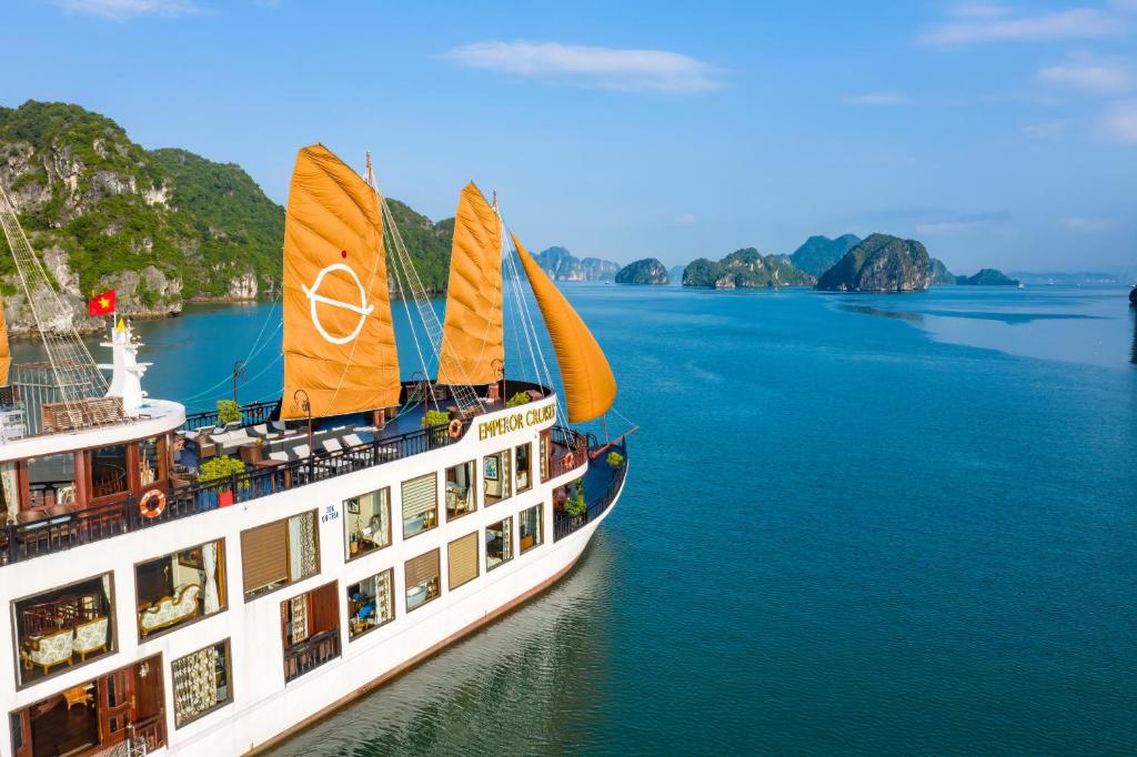 La croisière sous le soleil de la baie d'Ha Long