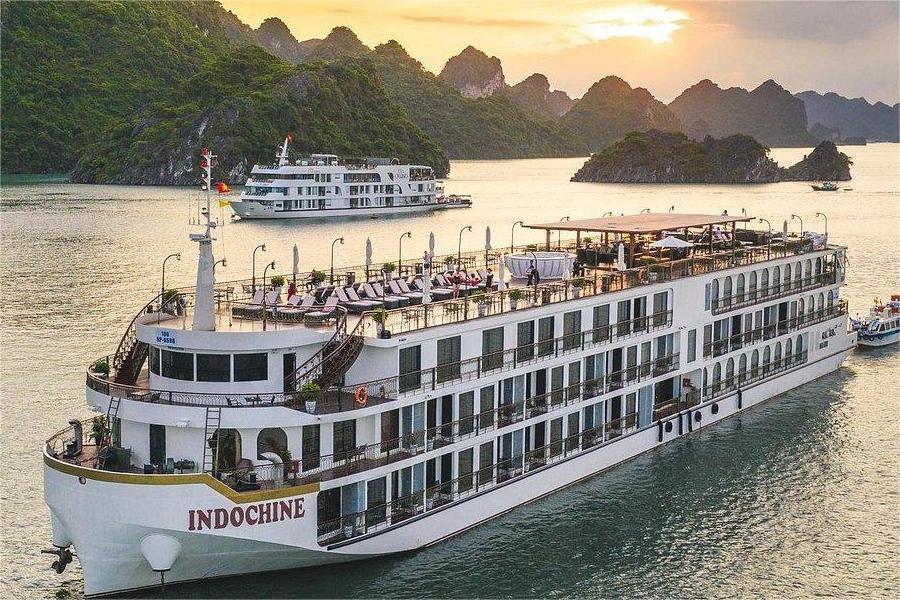 une ambiance conviviale dans la croisière dans la baie d'Ha Long