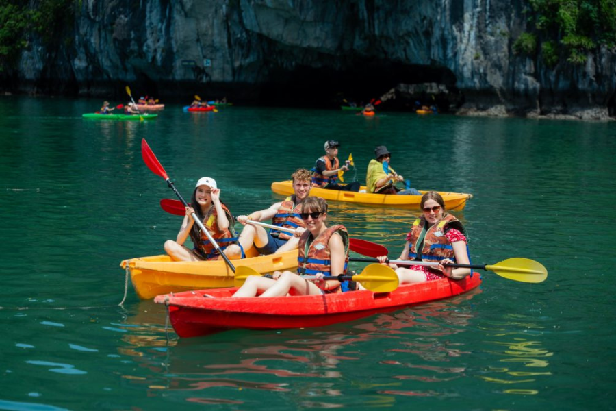 Le kayak dans la baie d'Ha Long