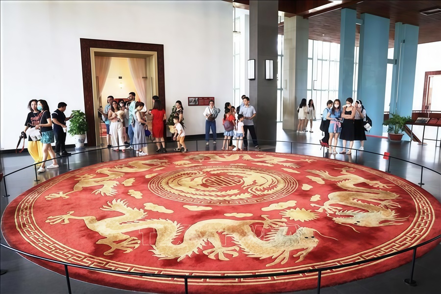 Des touristes visitent le palais de l'Indépendance