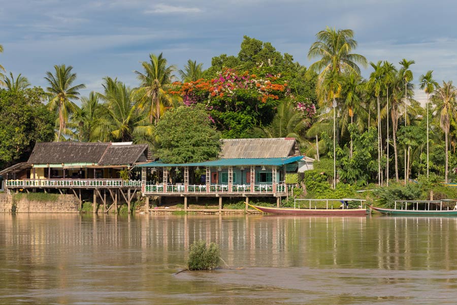 Bateau arrivant à Don Det et Don Khone dans les 4000 îles au Laos