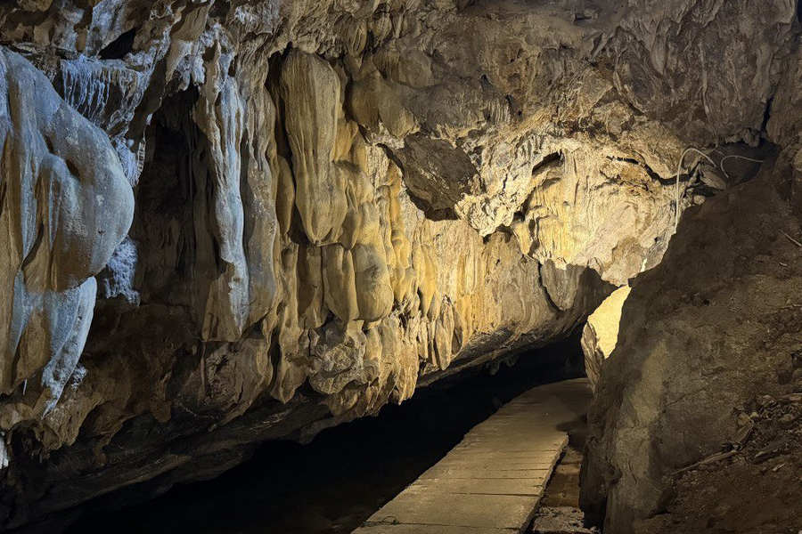 Vous pouvez également visiter la grotte Tien Ca, liée à la légende des sirènes
