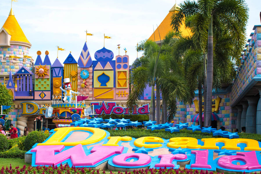 Façade colorée de Dream World Plaza accueillant les visiteurs 