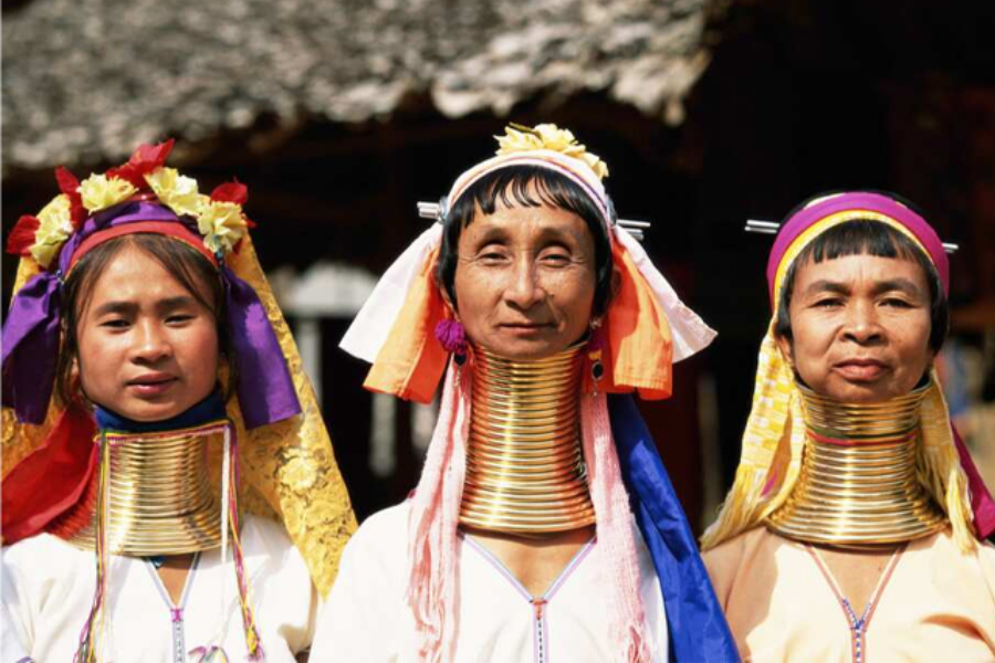 les villages des femmes au long cou en Thailande