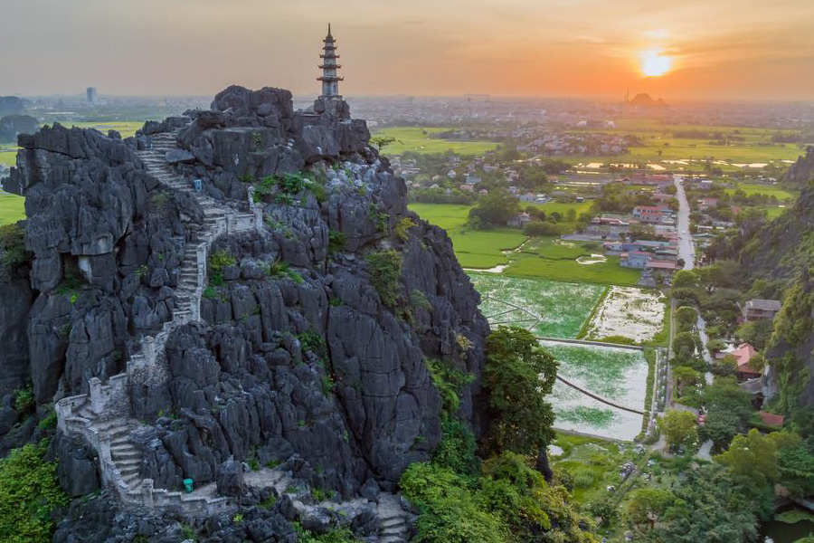 Grotte de Mua est une destination touristique située dans le complexe pittoresque de Trang An