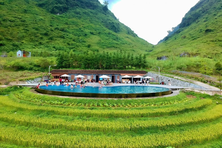 Chalets en bois du H’Mong Village Resort surplombant les montagnes spectaculaires de Ha Giang