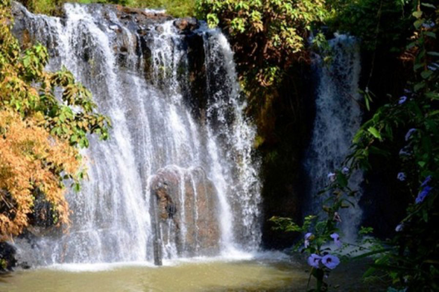 La beauté de la cascade de Kachang