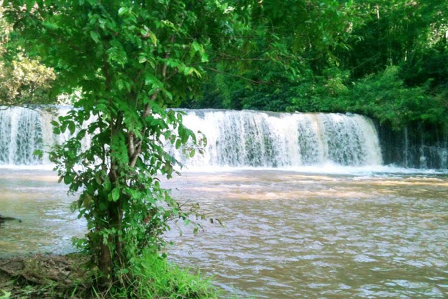 Détendez-vous au bord de la cascade de Kachang
