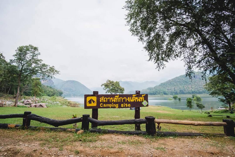 Kaeng Ko (Kaeng Kor) est une site de camping attractif à Mae Ping