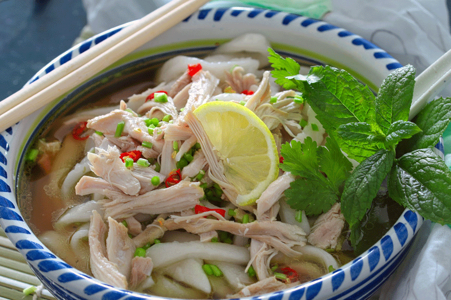 Khao Piak Sen au Bun Bang Fai