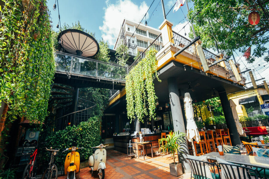 Terrasse verte du restaurant Khop Chai Deu à Vientiane