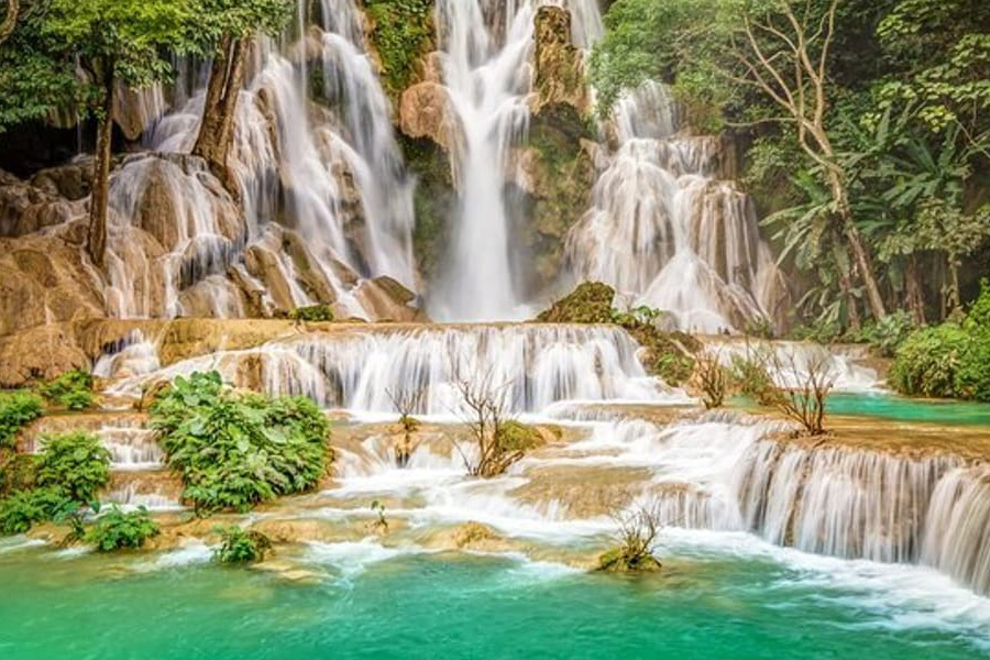 Vue spectaculaire de la cascade de Kuang Si à Luang Prabang au Laos