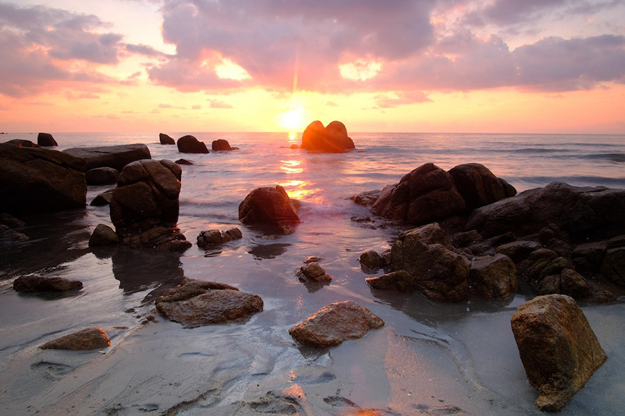 Coucher de soleil sur la plage de Teluk Cempedak à Kuantan