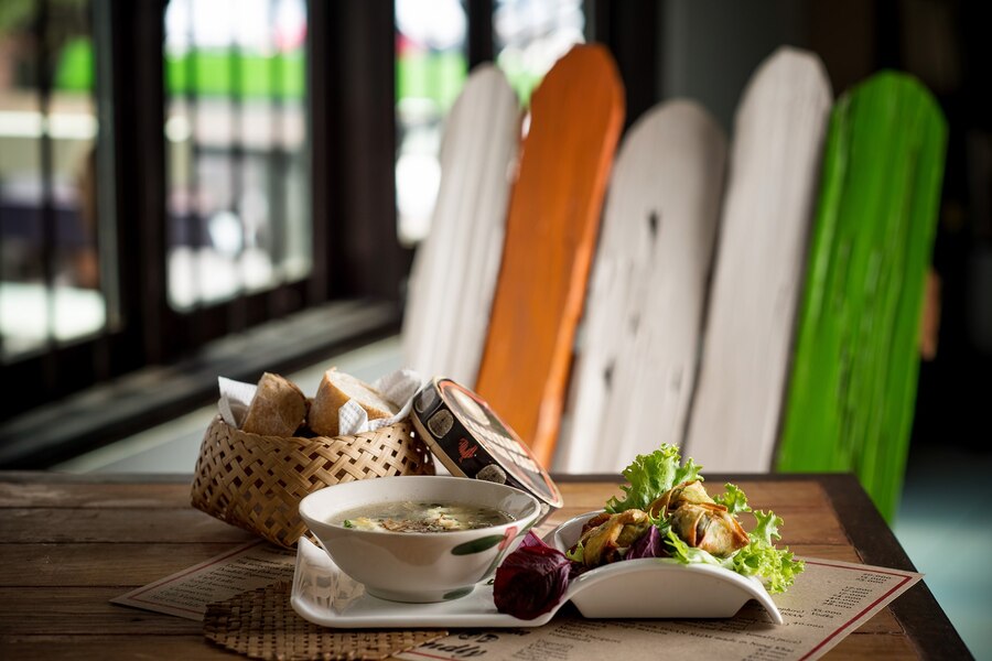 La Cage du Coq – Bar et restaurant tendance à Vientiane