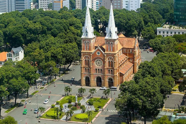 La cathédrale Notre-Dame de Saïgon et ses tours de briques rouges