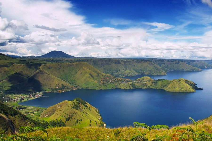 Beauté majestueuse du lac de Toba - le plus grand lac volcanique du monde