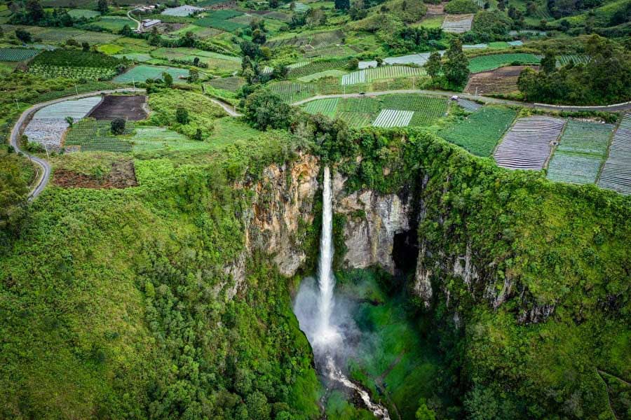 Admiration de la cascade de Sipiso-Piso - une merveille naturelle captivante