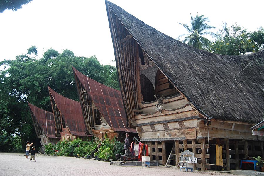 Village empreint de la riche culture Batak sur l'île de Samosir au cœur du lac Toba 