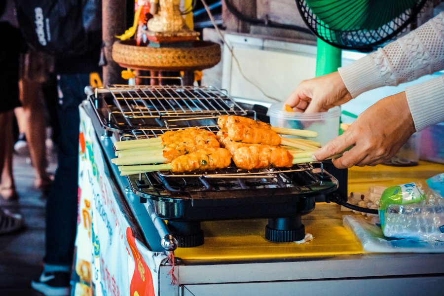 Tenter les saveurs typiques de la street food thaïlandaise à la plage de Laem Sing
