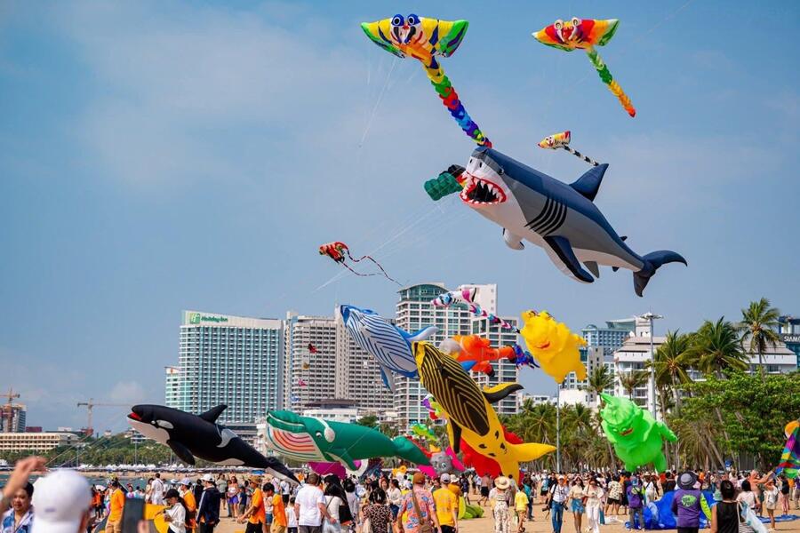 Ciel coloré rempli de cerfs-volants géants lors du festival international de cerfs-volants en Thaïlande, événement phare du tourisme thaïlandais