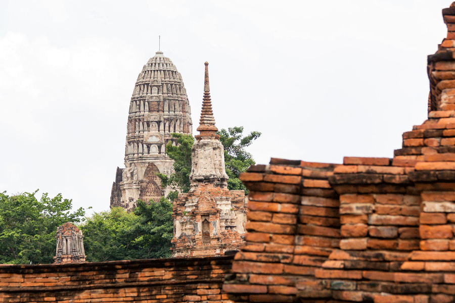 Le prang central du Wat Maha That