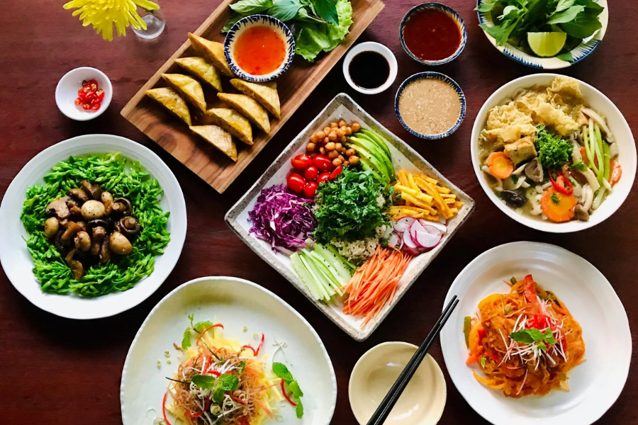 les plats colorés dans l'un des meilleurs restaurants végétariens