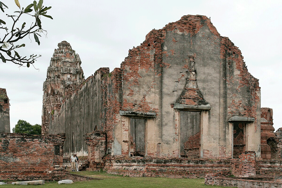 Les statues de Bouddha et fresques anciennes - Wat Maha That