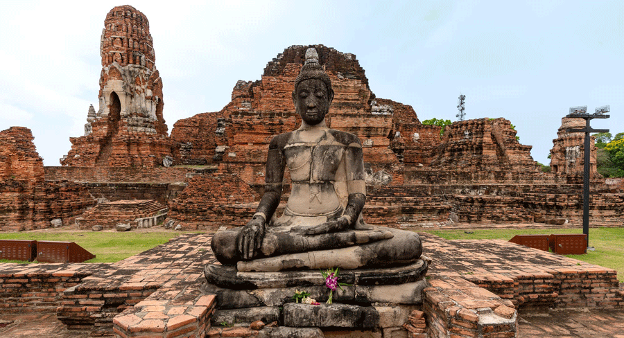 L'ambiance mystique et paisible à Wat Maha That